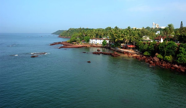 Featured Image of Dona Paula Beach